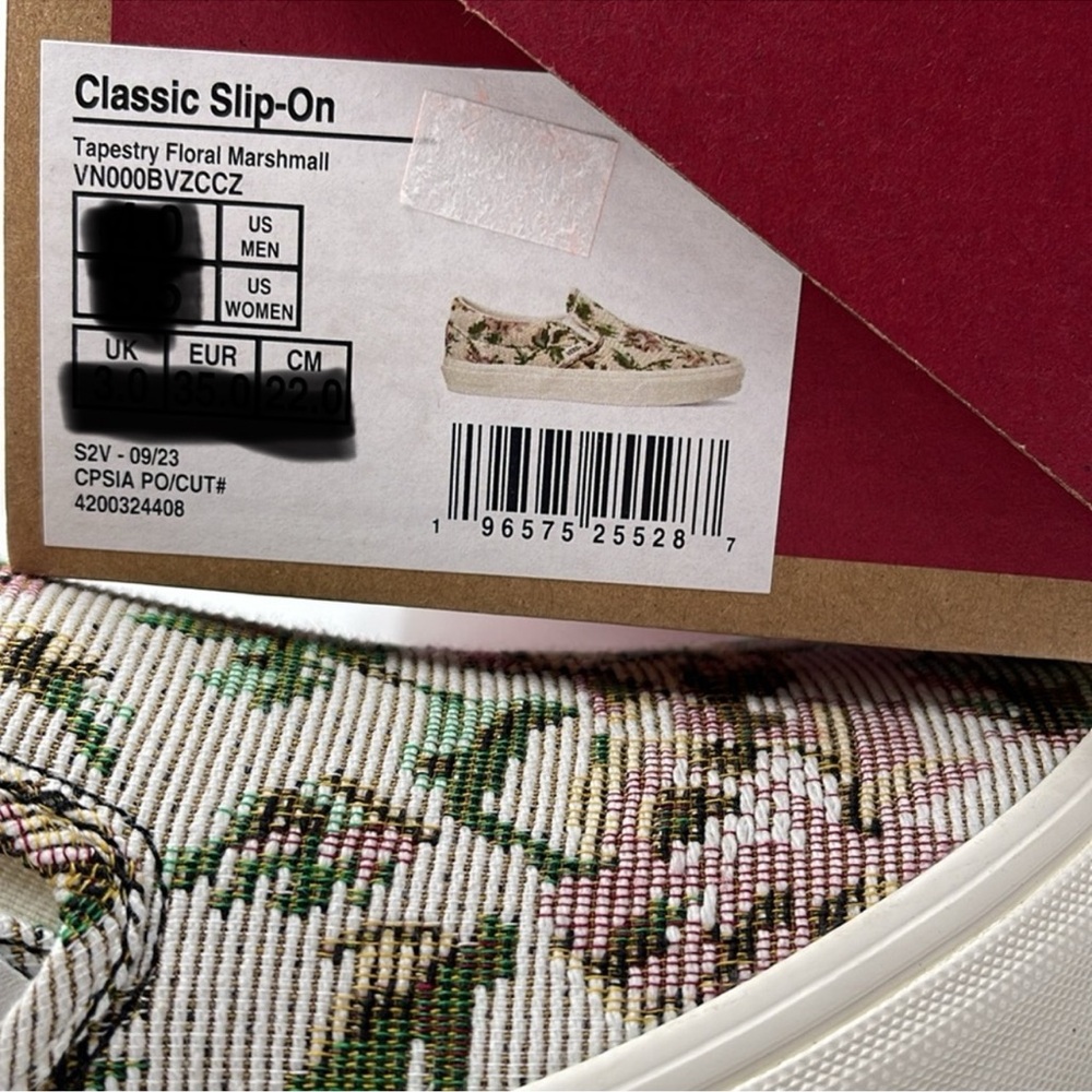 Vans Men’s Classic Slip-On Tapestry Floral Marshmall
VN000BVZCCZ
Sneakers - Picture 16 of 16